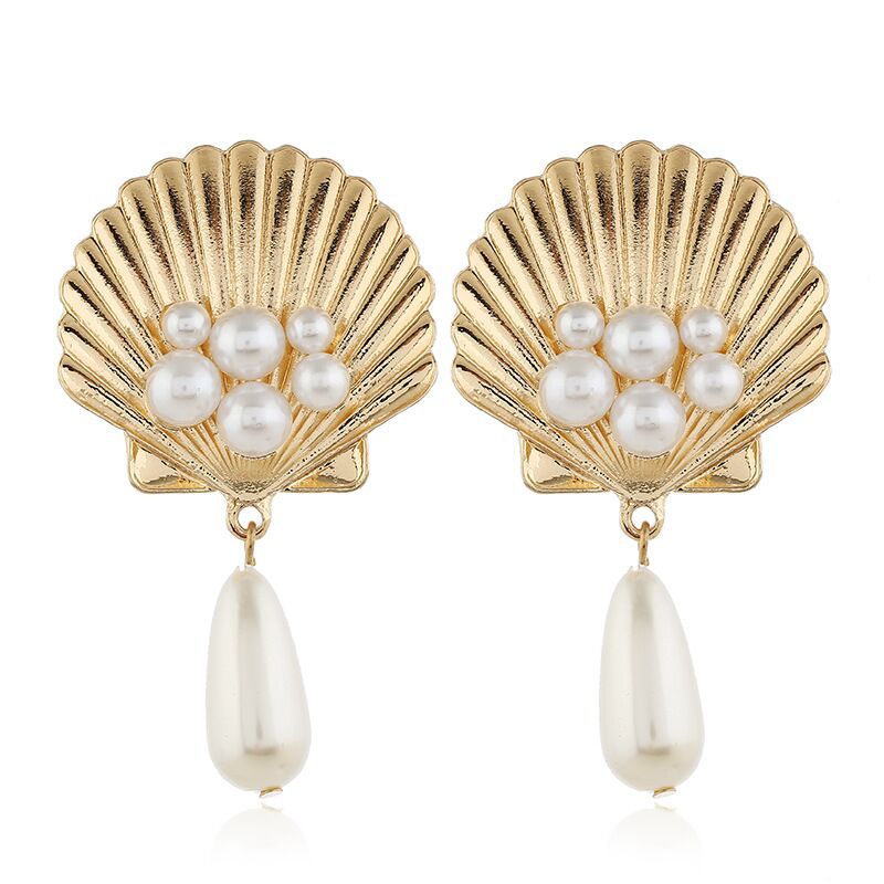 Creative fashionable earrings from pearl