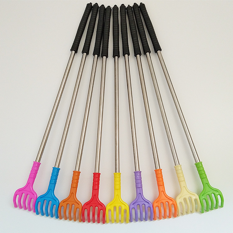 Rascador telescópico metálico para espalda, mango colorido, resistente y portátil.