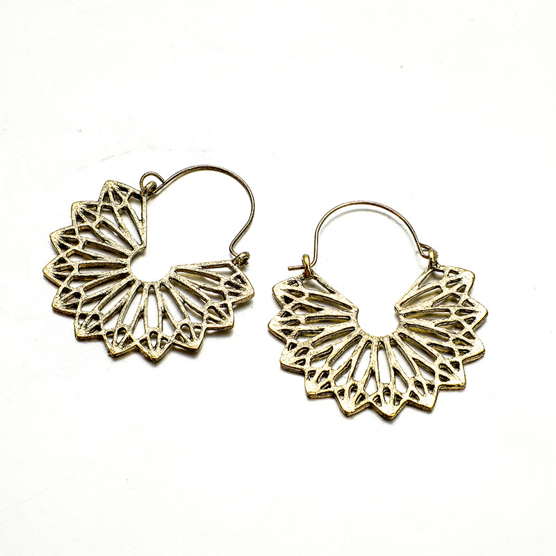 Nouveaux Accessoires Européen Et Américain De Mode Évidé Géométrique Irrégulière Triangle Pétoncles Boucles D'oreilles Alliage Demi-cercle Boucles D'oreilles display picture 5