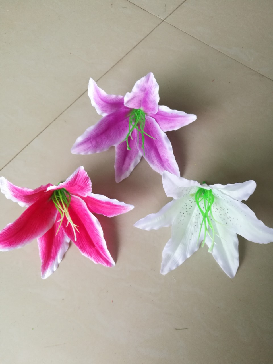 Fábrica de suministro directo de 18 cm de lirio con núcleo de imitación flor de seda flor de decoración flor de arco de boda