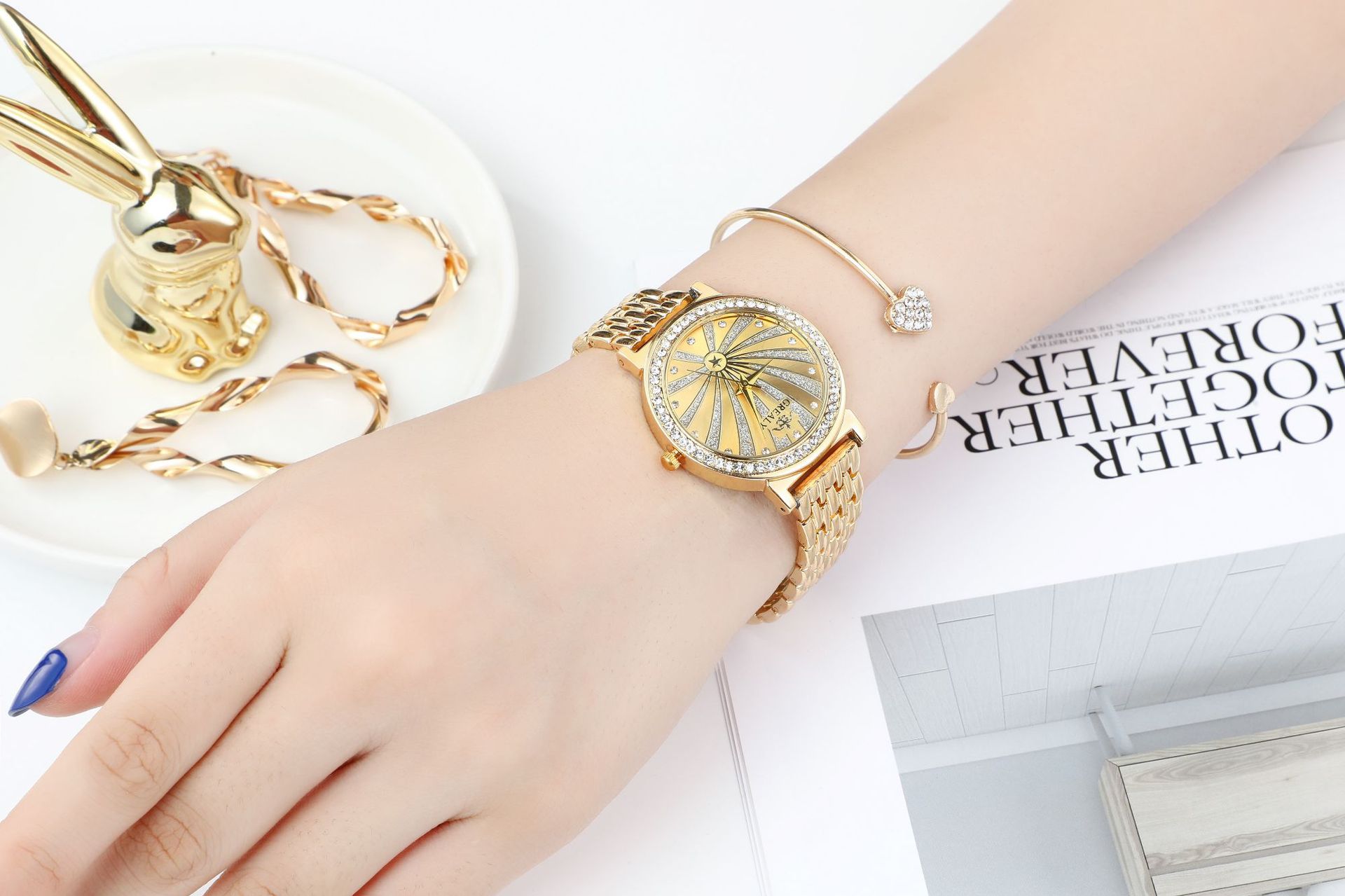 2024  Korean version high-end fashionable inlaid women's bracelet with full water diamond scale female student quartz watch_voghion.com