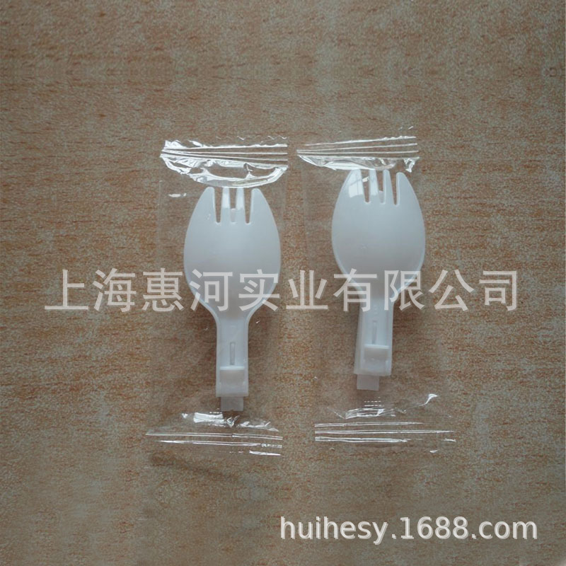 供应塑料制品枕式包装机，塑料勺子包装机，一次性小勺包装机