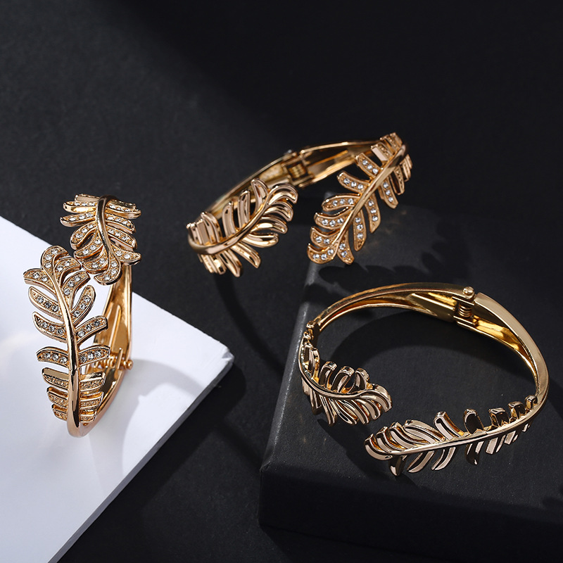 Fashion Gold-plated Leaf Diamond Bracelet display picture 10