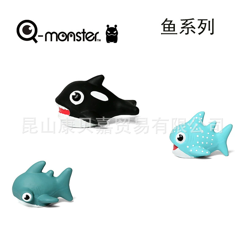 Игрушка для собак Q-Monster Circus Circus Fish Triangle Top из латекса с вокальными изображениями маленьких щенков собак.