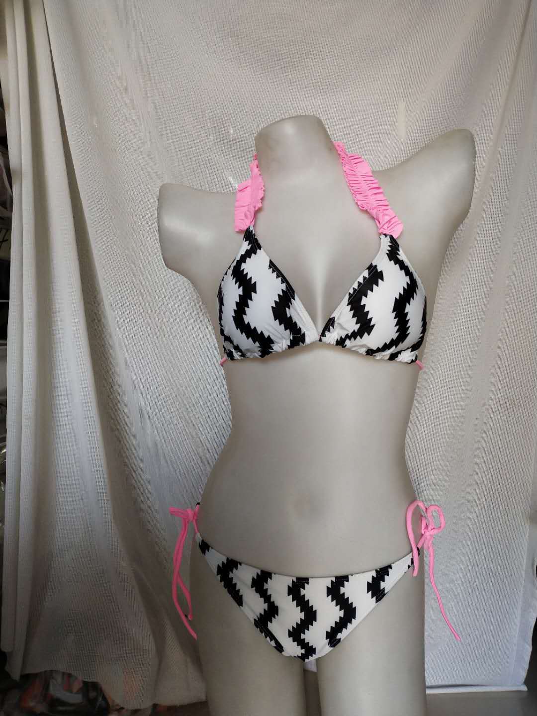 Wave Lace Hanging Neck Swimsuit