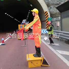 太阳能保通机器人 安全员 道路施工指挥员 公路智能摇旗假人