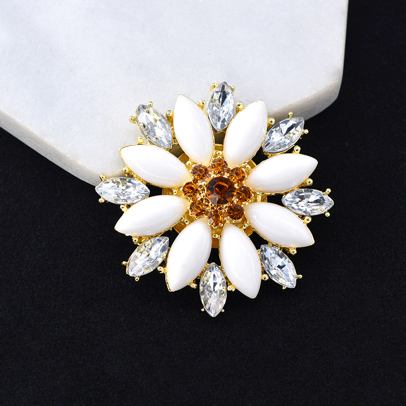 New Diamond-studded Flowers Fashion Brooch Trendy Daisy Brooch Wild Clothing Jewelry Wholesale Nihaojewelry display picture 6