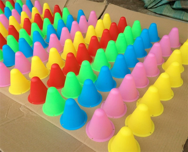 Roller Skating Training Cones, PE Semi-Soft Markers, Ø7.8×8 cm, Random Colors