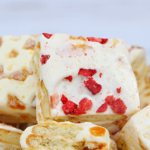 Super Friendly Cranberry Snowflake Pie 180g in Transparent Plastic Box - Nougat Crisp Snowflake Snack