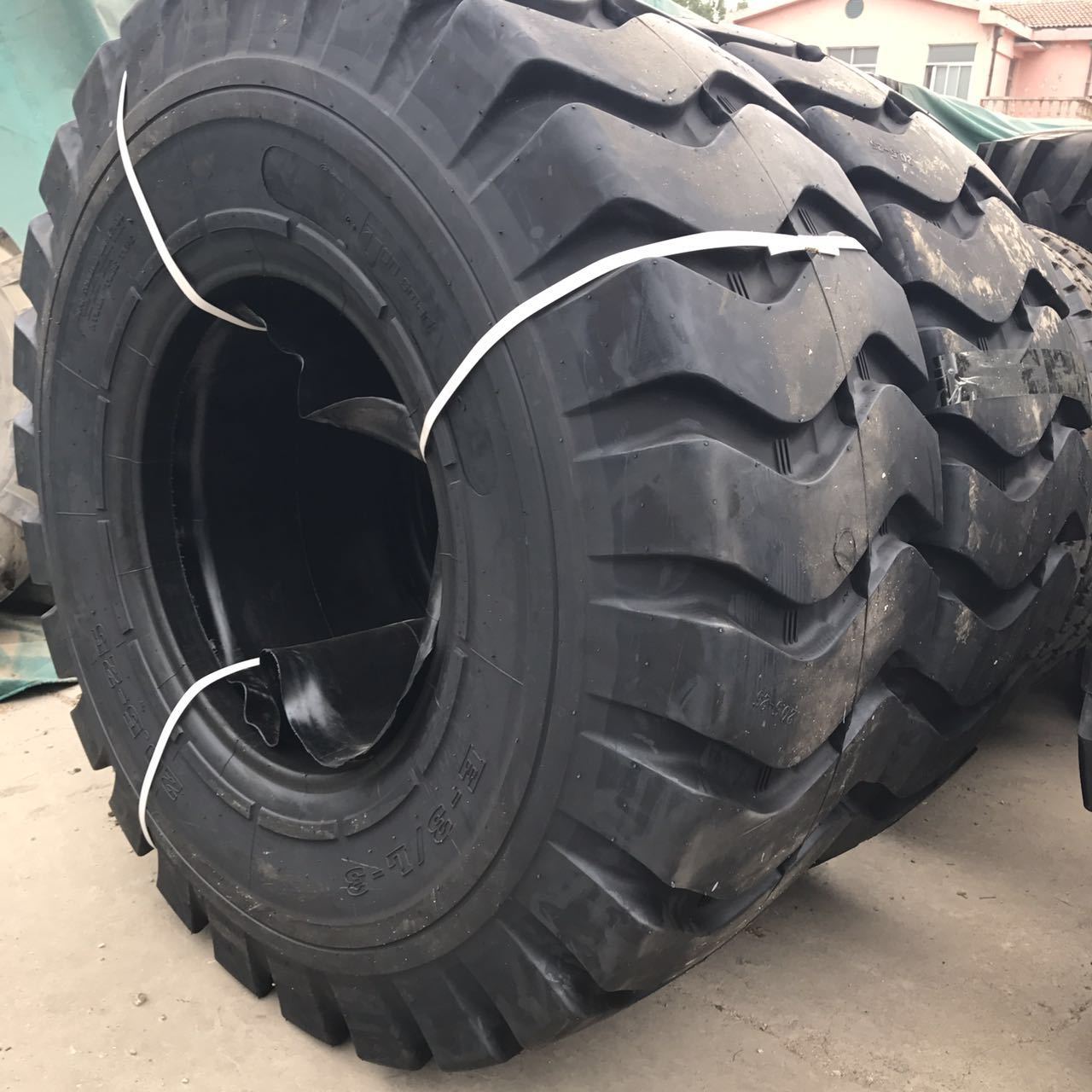 E3大花纹工程胎 厂家直销 23.5-25装载机推土机专用轮胎
