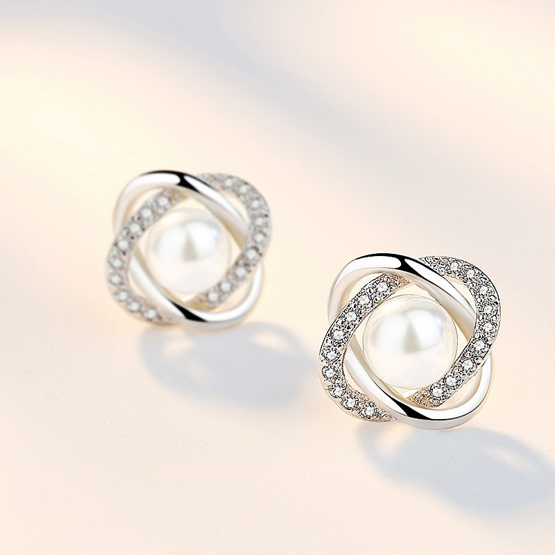 Fashionable sophisticated elegant earrings from pearl