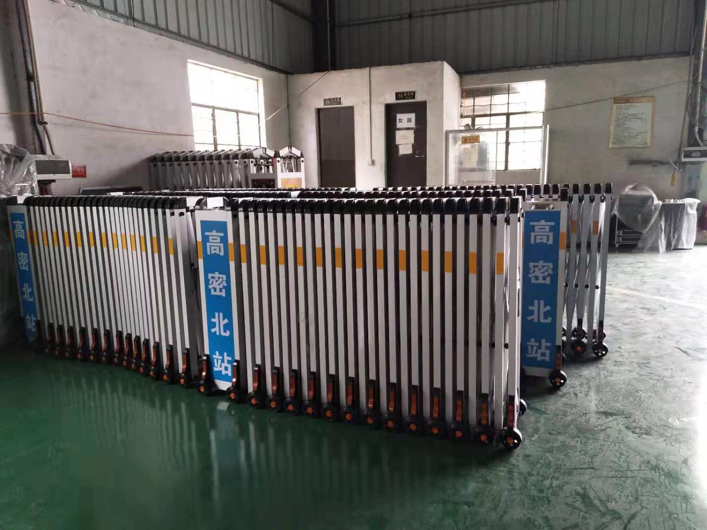 厂家手动推拉门不锈钢伸缩路障活动护栏市政隔离公路折叠临时围栏-阿里巴巴