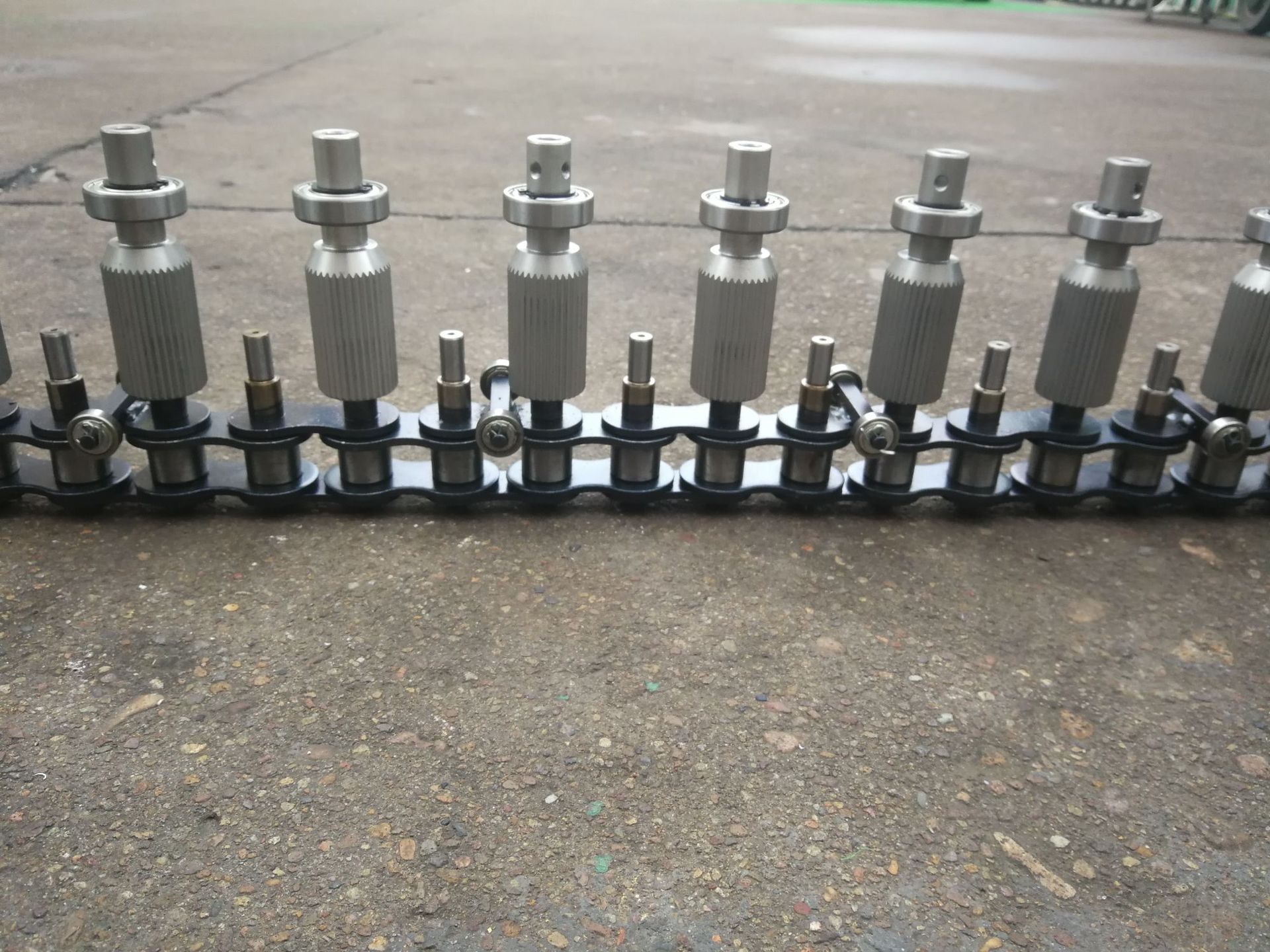 制作供应碳钢涂装线链条 治具配套配件传动链 汽车可用地轨链条