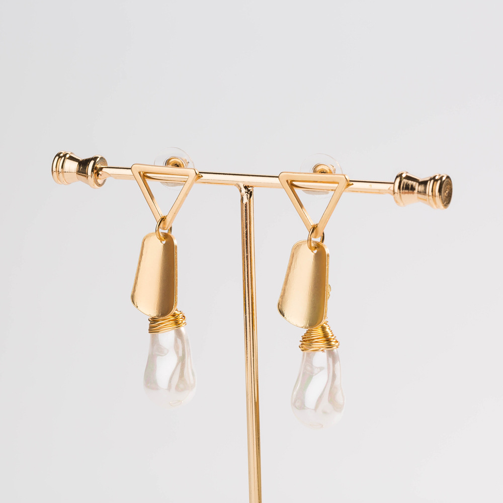 Baroque Water Drop Pearl Triangle Temperament Metal Geometric Earrings display picture 4