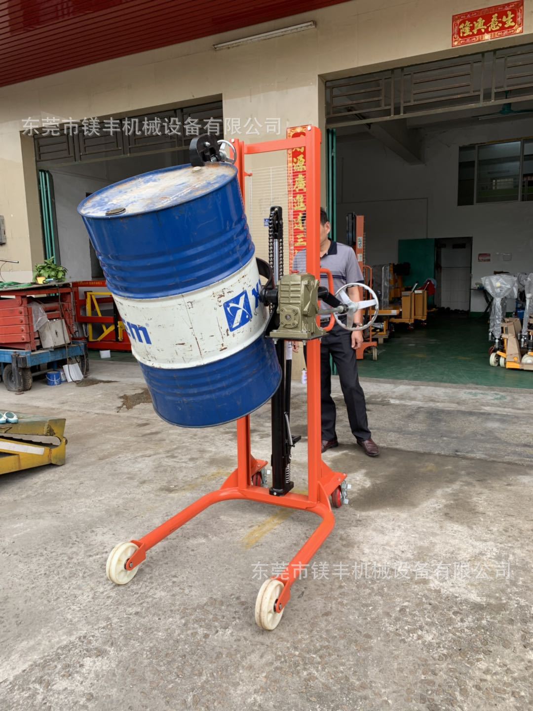 增城油桶倒料叉车 黄埔翻桶器 广州手动液压油桶堆高翻转车