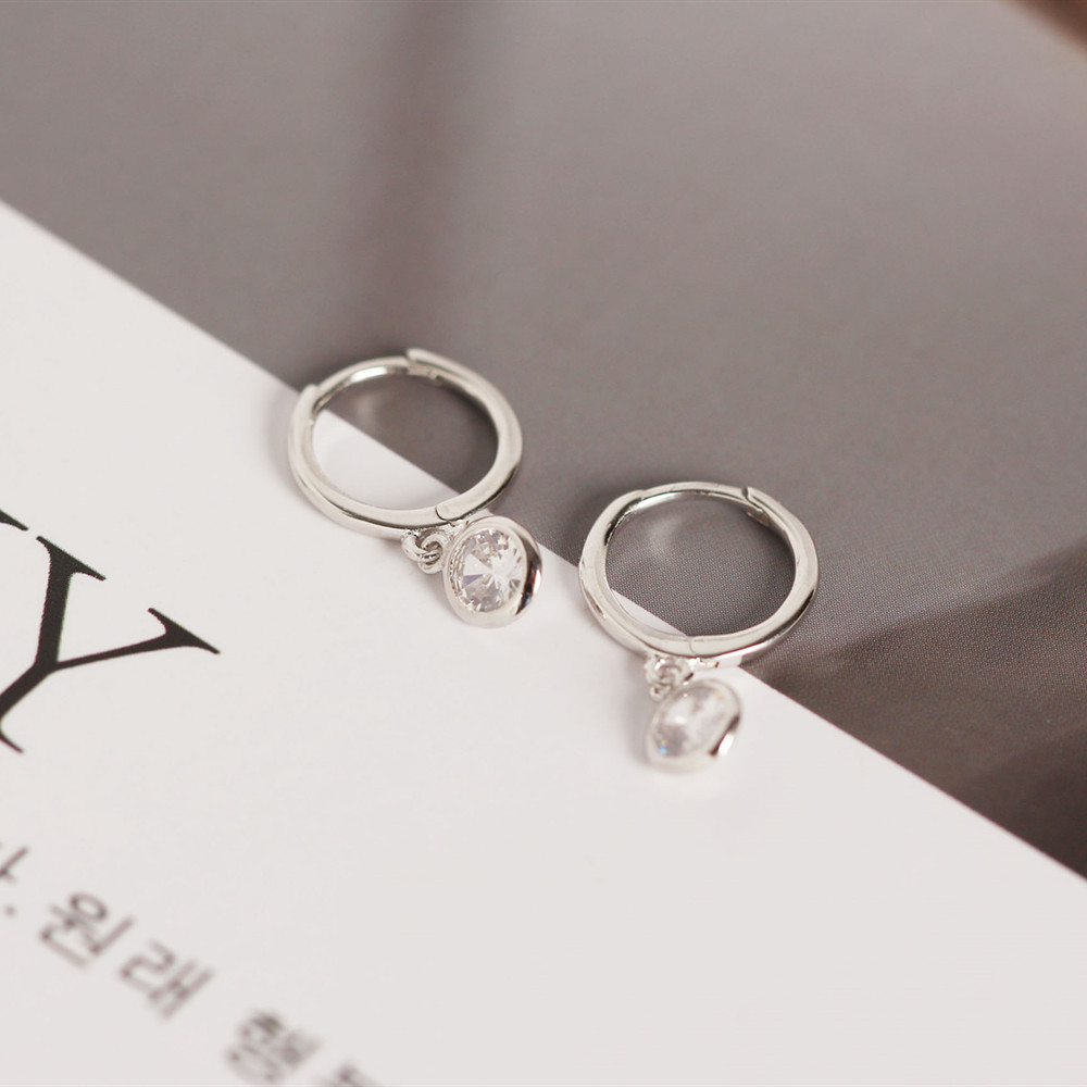 Yhe0127 Hot-selling S925 Sterling Silver Minimalist Circle Inlaid Zircon Earrings display picture 9