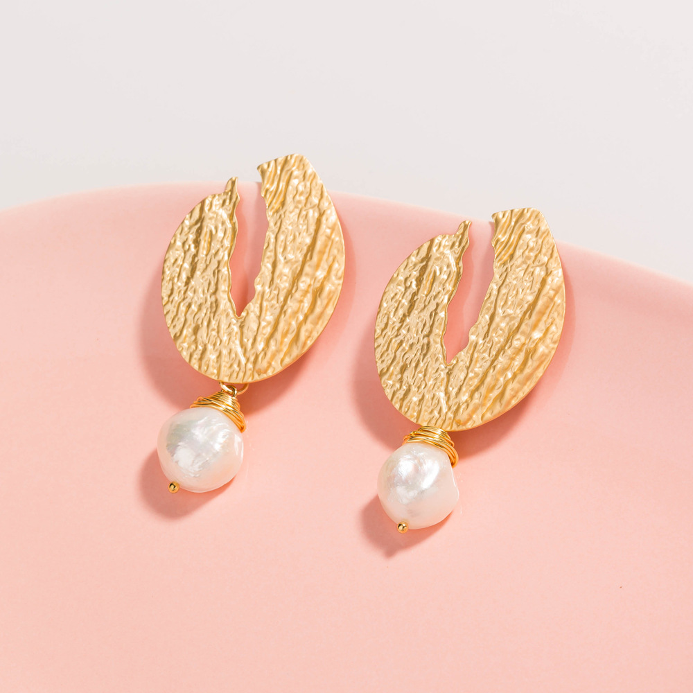 Vintage Dumb Gold Irregular Metal Hollow V-shaped Hand-wound Pearl Earrings display picture 2