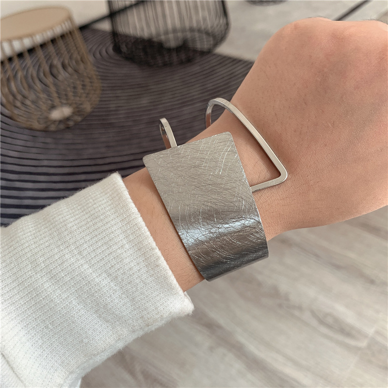 Européen Et Américain Rétro Style En Difficulté Les Rayures Irrégulière De Cuivre Matériel Ouvert Épais Bracelet Froid Style Ins Tempérament Bracelet display picture 1