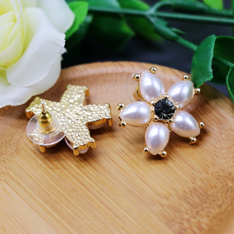 Hersteller Liefern Japanische Und Koreanische Süße Blumen Förmige Perlen Diamanten Silberne Nadel Ohrringe Ohr Clips All-match Kleine Blumen Ohrringe display picture 4
