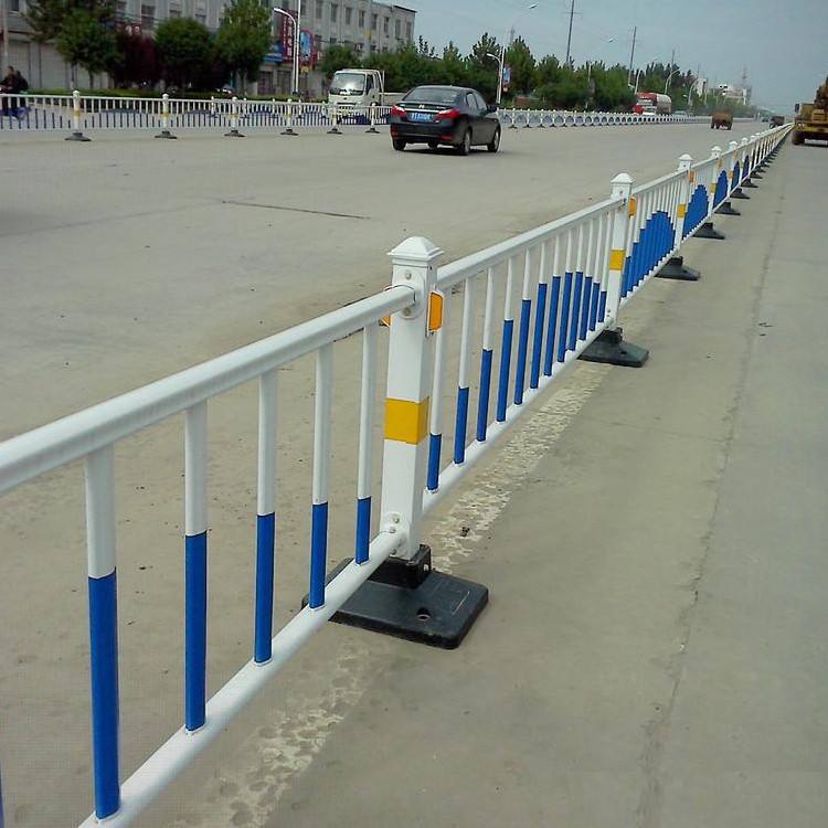 道路安全护栏批热镀锌道路安全隔离护栏市政交通安全防撞护栏