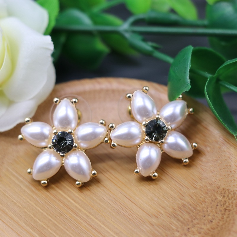 Stud Earrings Flower Shaped Pearl Diamond 925 Silver Needle Ear Stud Ear Clip Flower display picture 1