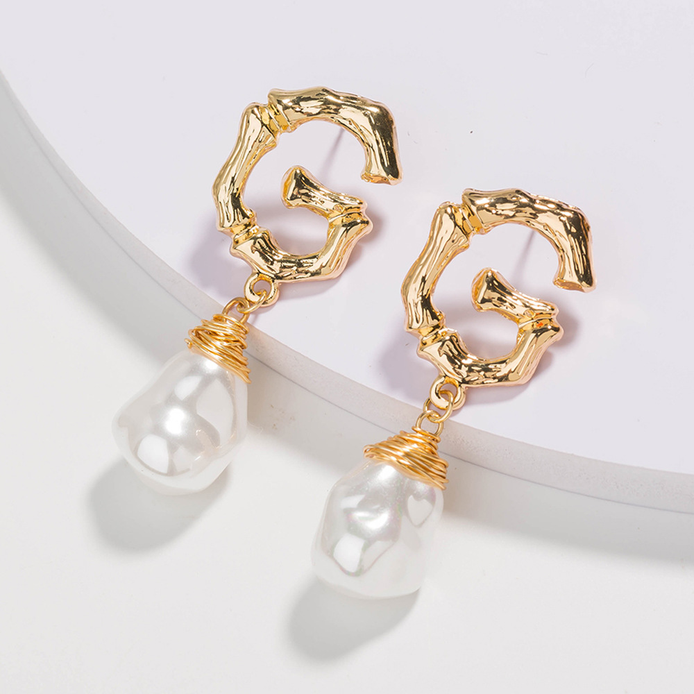 European And American Simple Baroque Pearl Letter Earrings Wholesale display picture 3