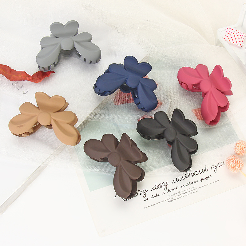 fashionable universal crab pin