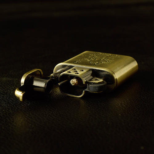 Dolphin kerosene lighter-676 old nine-door Guan Gong pattern kerosene outdoor creative old-fashioned metal lighter