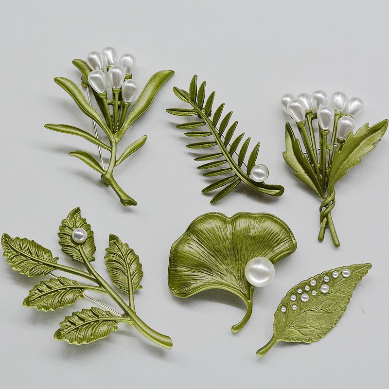 Qingdao Galaxy Europe and America Paint Sternum Ginkgo leaves Pearl Flower Brooch wholesale Anti emptied Scarf buckle