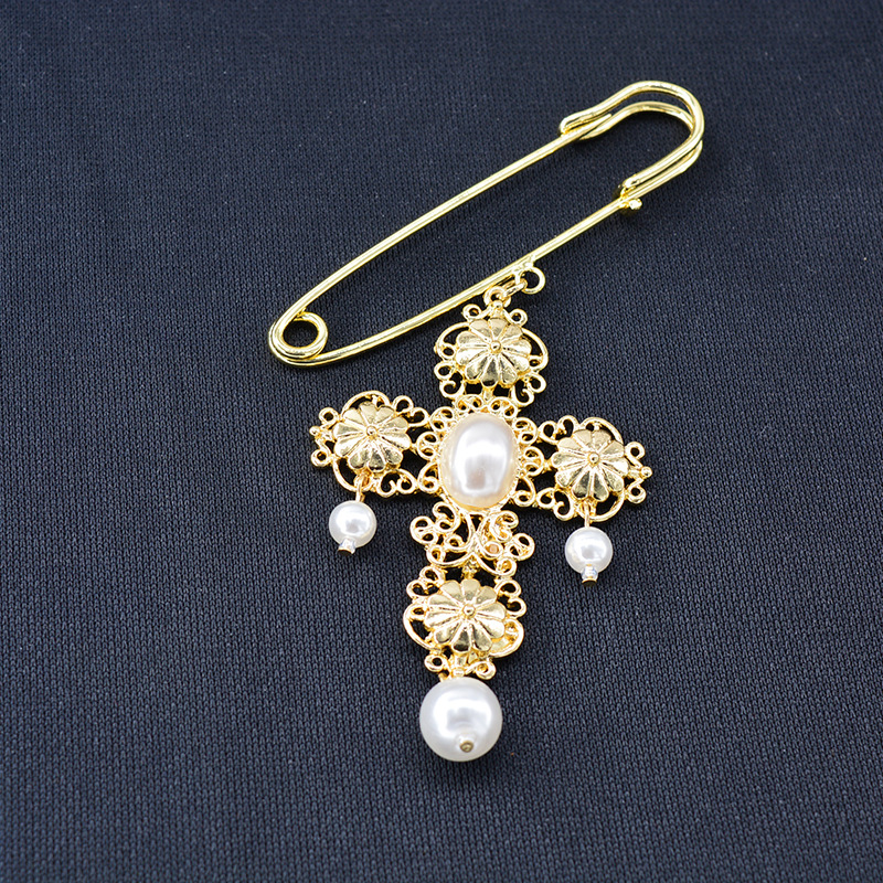 2019 Autumn And Winter New Submetal Cross Pearl Brooch display picture 3