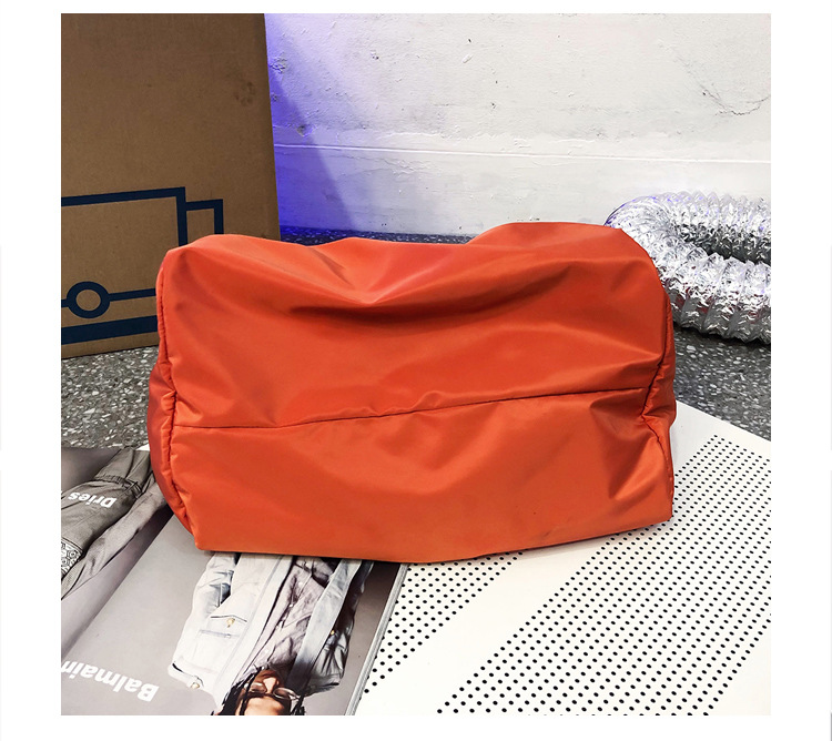 Women's Medium Nylon Canvas Solid Color Basic Zipper Shoulder Bag display picture 24