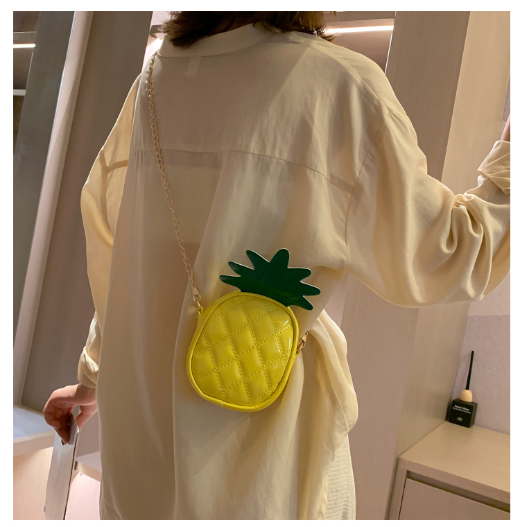 2020 New personalized women's bag, pineapple and strawberry bag, color-blocking chain, single-shoulder crossbody small bag, creative backpack for export undefined