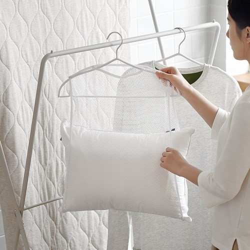 Factory direct sales pillow drying artifact balcony clothes drying rack household multi-functional pillow drying doll mesh bag drying pillow