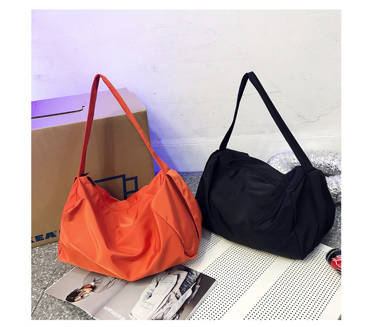 Women's Medium Nylon Canvas Solid Color Basic Zipper Shoulder Bag display picture 14