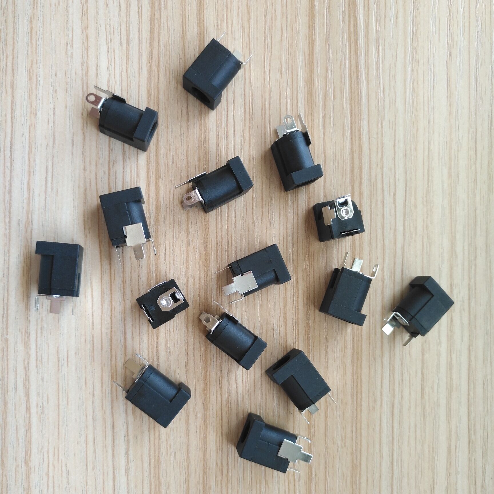 销售DC-013A电源DC插座 直脚立插式插座 环保产品