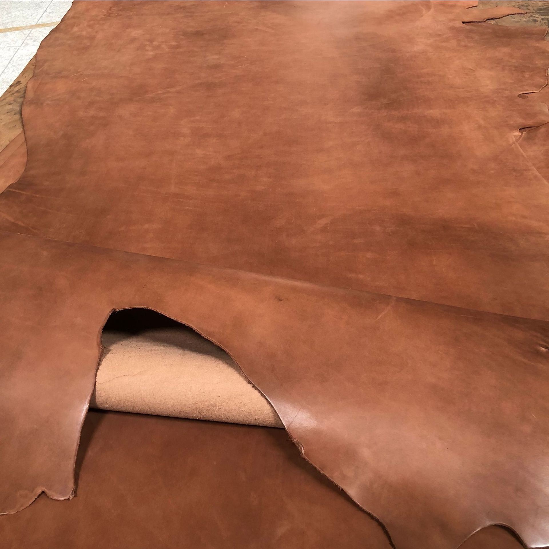 2.0MM植鞣革 复古双色头层牛皮 肩带腰带真皮皮料 磨砂黄牛皮环保