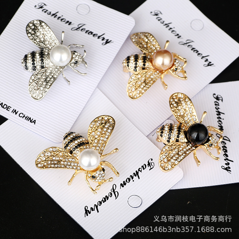 Three dimensional brooch