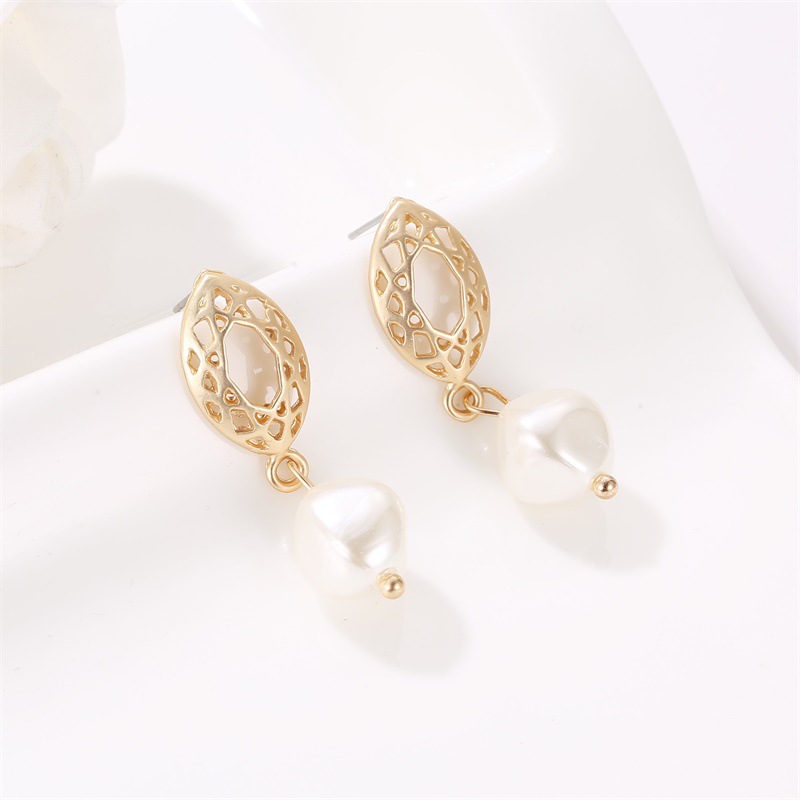 Geometric Oval Mesh Stud Earrings Earrings Temperament Pearl Pendant Earrings Women display picture 5