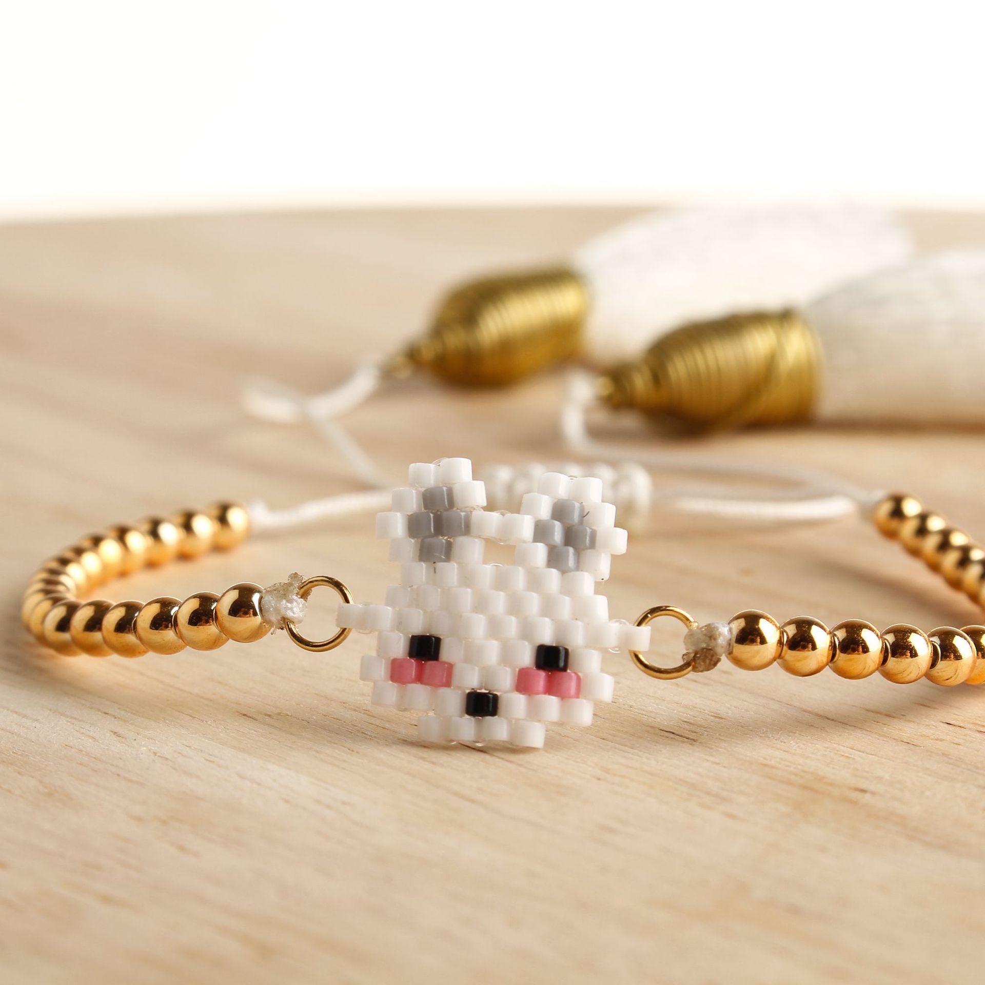 Miyuki Women&#39;s White Rabbit Bracelet display picture 15