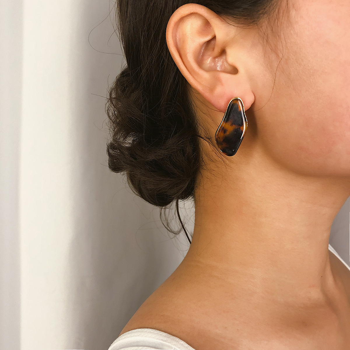 Small and simple acetate retro earrings...