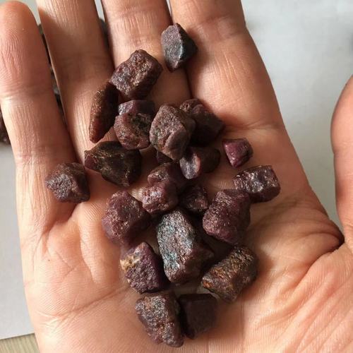 Bulk natural red corundum, cylindrical red corundum rough, pendant, red ruby rough