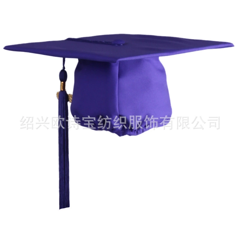 Дипломная шапка выпускника колледжа с фиолетовой печатью и платком