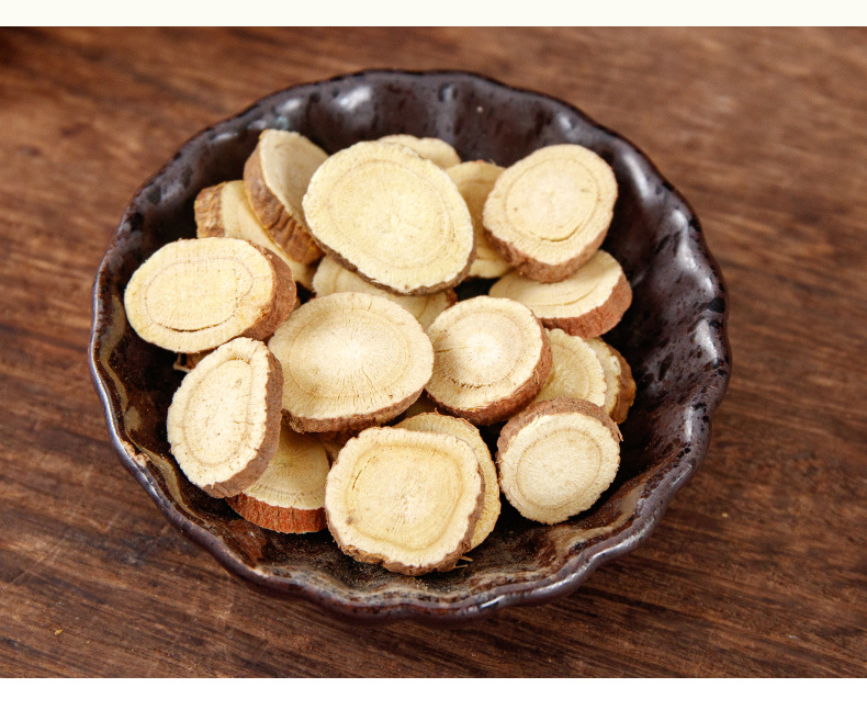 Gan Cao Slices (Glycyrrhiza uralensis) — Dried Licorice Root for Tea & Decoction, 260g Jar in use