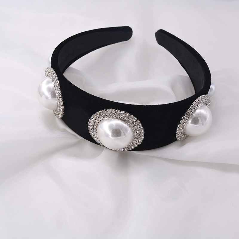 Korean   Retro Style Baroque Rhinestone Pearl Wide-brimmed Velvet Headband  Nihaojewelry Wholesale display picture 4