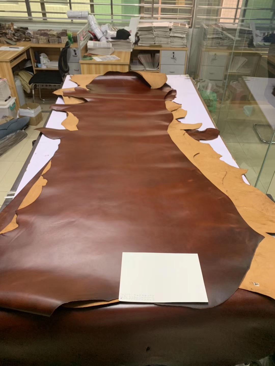 头层酒红色油蜡牛皮 厚約2.0-2.5mm，張約25尺以上，现价16元／尺