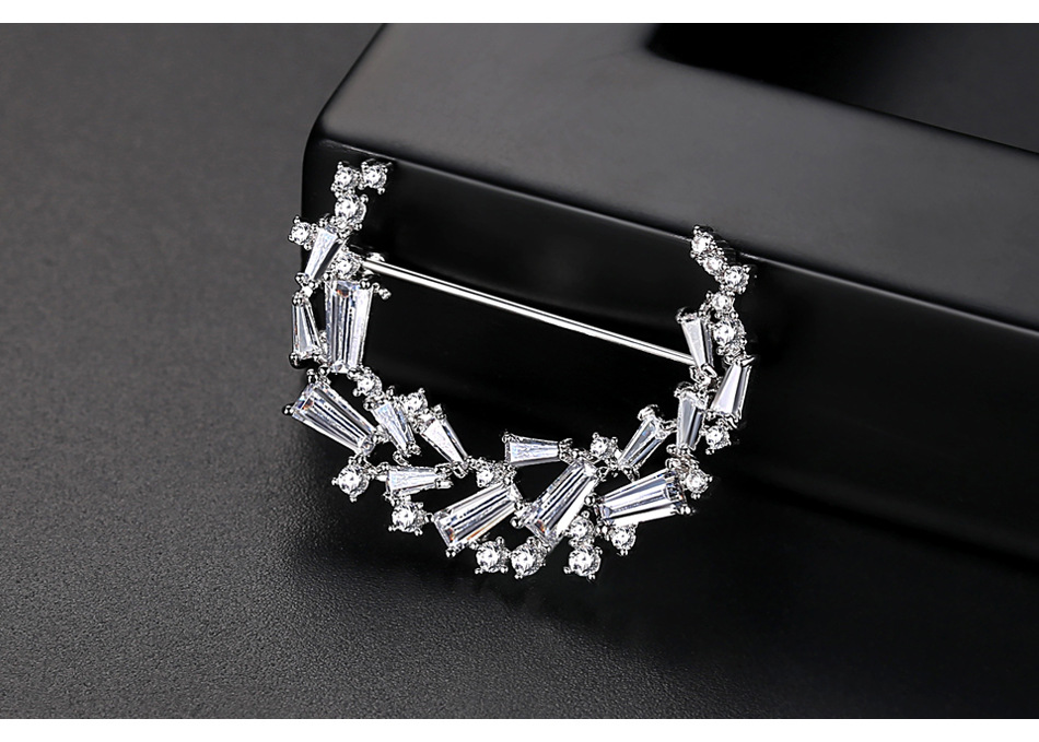 Fashion Korean  New Ladies Copper Inlaid Zircon Crescent-shaped Clothing Wholesale display picture 3