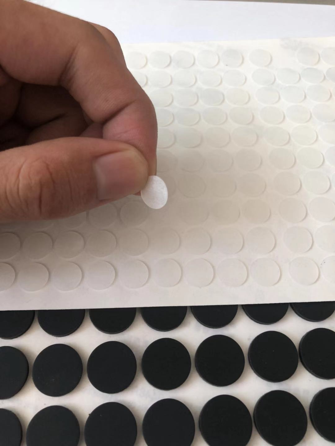 硅胶防滑脚垫透明乳白色灰色黑色防震防撞圆形网格带胶背胶自粘垫