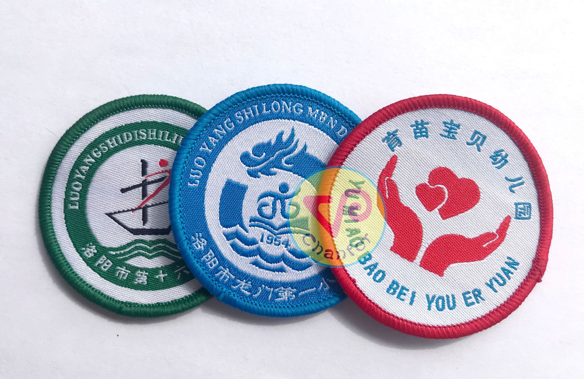 东莞厂家制作商标织唛胸章圆章锁边背熔胶魔术贴校徽织章校标园标-阿里巴巴