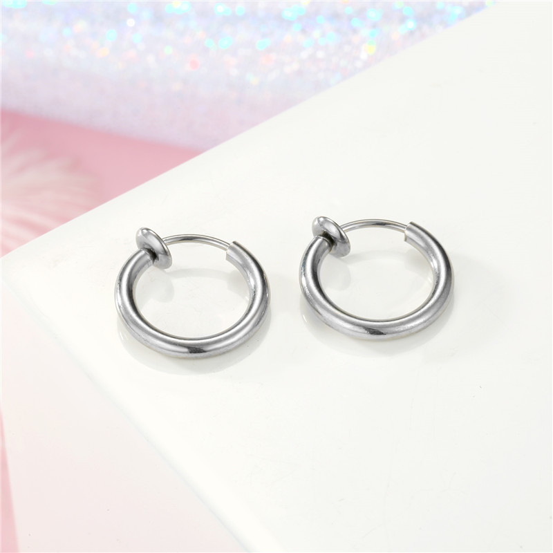 Acier Inoxydable Anti-allergie Sans Oreilles Boucles D'oreilles Européenne Personnalité Ronde Titane Acier Oreille Clip Oreille Clip Nasal Attelle Clip De Lèvre Pour Les Femmes display picture 9