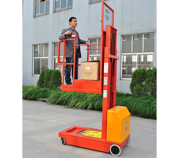 半电动高空取料机全自行走高空取料车高空作业取货机